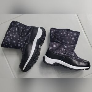 Black and White Snowflake Winter Boots